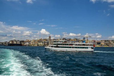 Istanbul, Türkiye 01 Ocak 2019: Türkiye'de Müslüman mimarisi ve su taşıma - güzel manzara turistik yerlerinden denizden Boğaz üzerinde yolculuk. Cityscape gün batımında - Istanbul 'un eski Camii ve Türk vapurlar, görüntülemek Haliç '.