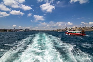 Güzel manzaralı Istanbul'da Türkiye'nin bayrak Boğaz'ın kıyı şeridi