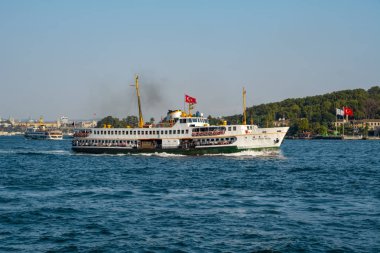 Istanbul, Türkiye 01 Ocak 2019: Türkiye'de Müslüman mimarisi ve su taşıma - güzel manzara turistik yerlerinden denizden Boğaz üzerinde yolculuk. Cityscape gün batımında - Istanbul 'un eski Camii ve Türk vapurlar, görüntülemek Haliç '.