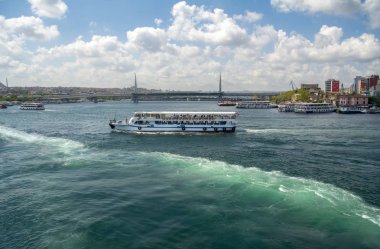 Istanbul, Türkiye 01 Ocak 2019: Türkiye'de Müslüman mimarisi ve su taşıma - güzel manzara turistik yerlerinden denizden Boğaz üzerinde yolculuk. Cityscape gün batımında - Istanbul 'un eski Camii ve Türk vapurlar, görüntülemek Haliç '.