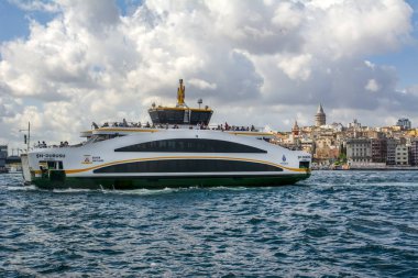Istanbul, Türkiye 01 Ocak 2019: Türkiye'de Müslüman mimarisi ve su taşıma - güzel manzara turistik yerlerinden denizden Boğaz üzerinde yolculuk. Cityscape gün batımında - Istanbul 'un eski Camii ve Türk vapurlar, görüntülemek Haliç '.