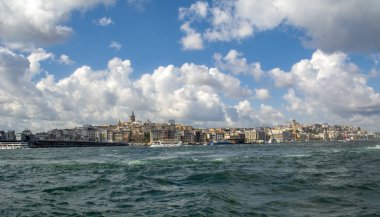 Istanbul, Türkiye 01 Ocak 2019: Türkiye'de Müslüman mimarisi ve su taşıma - güzel manzara turistik yerlerinden denizden Boğaz üzerinde yolculuk. Cityscape gün batımında - Istanbul 'un eski Camii ve Türk vapurlar, görüntülemek Haliç '.