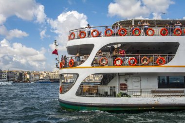 Istanbul, Türkiye 01 Ocak 2019: Türkiye'de Müslüman mimarisi ve su taşıma - güzel manzara turistik yerlerinden denizden Boğaz üzerinde yolculuk. Cityscape gün batımında - Istanbul 'un eski Camii ve Türk vapurlar, görüntülemek Haliç '.