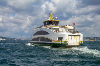 Istanbul, Türkiye 01 Ocak 2019: Türkiye'de Müslüman mimarisi ve su taşıma - güzel manzara turistik yerlerinden denizden Boğaz üzerinde yolculuk. Cityscape gün batımında - Istanbul 'un eski Camii ve Türk vapurlar, görüntülemek Haliç '.