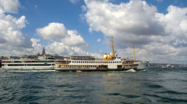 Istanbul, Türkiye 01 Ocak 2019: Türkiye'de Müslüman mimarisi ve su taşıma - güzel manzara turistik yerlerinden denizden Boğaz üzerinde yolculuk. Cityscape gün batımında - Istanbul 'un eski Camii ve Türk vapurlar, görüntülemek Haliç '.