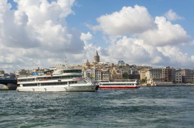 Istanbul, Türkiye 01 Ocak 2019: Türkiye'de Müslüman mimarisi ve su taşıma - güzel manzara turistik yerlerinden denizden Boğaz üzerinde yolculuk. Cityscape gün batımında - Istanbul 'un eski Camii ve Türk vapurlar, görüntülemek Haliç '.