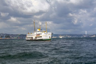 Istanbul, Türkiye 01 Ocak 2019: Türkiye'de Müslüman mimarisi ve su taşıma - güzel manzara turistik yerlerinden denizden Boğaz üzerinde yolculuk. Cityscape gün batımında - Istanbul 'un eski Camii ve Türk vapurlar, görüntülemek Haliç '.