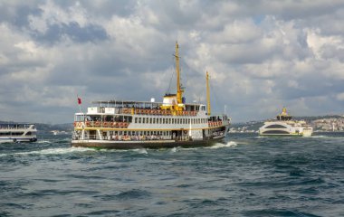 Istanbul, Türkiye 01 Ocak 2019: Türkiye'de Müslüman mimarisi ve su taşıma - güzel manzara turistik yerlerinden denizden Boğaz üzerinde yolculuk. Cityscape gün batımında - Istanbul 'un eski Camii ve Türk vapurlar, görüntülemek Haliç '.