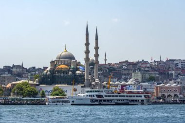 Istanbul, Türkiye 01 Ocak 2019: Türkiye'de Müslüman mimarisi ve su taşıma - güzel manzara turistik yerlerinden denizden Boğaz üzerinde yolculuk. Cityscape gün batımında - Istanbul 'un eski Camii ve Türk vapurlar, görüntülemek Haliç '.