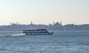 Istanbul, Türkiye 01 Ocak 2019: Türkiye'de Müslüman mimarisi ve su taşıma - güzel manzara turistik yerlerinden denizden Boğaz üzerinde yolculuk. Cityscape gün batımında - Istanbul 'un eski Camii ve Türk vapurlar, görüntülemek Haliç '.