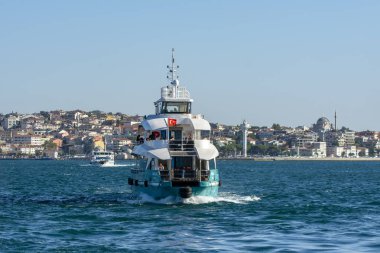 Istanbul, Türkiye 01 Ocak 2019: Türkiye'de Müslüman mimarisi ve su taşıma - güzel manzara turistik yerlerinden denizden Boğaz üzerinde yolculuk. Cityscape gün batımında - Istanbul 'un eski Camii ve Türk vapurlar, görüntülemek Haliç '.
