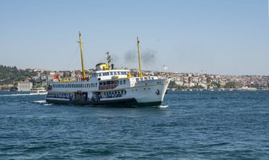 Istanbul, Türkiye 01 Ocak 2019: Türkiye'de Müslüman mimarisi ve su taşıma - güzel manzara turistik yerlerinden denizden Boğaz üzerinde yolculuk. Cityscape gün batımında - Istanbul 'un eski Camii ve Türk vapurlar, görüntülemek Haliç '.