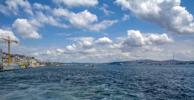 Güzel manzaralı Istanbul'da Türkiye'nin bayrak Boğaz'ın kıyı şeridi