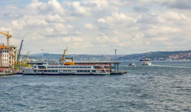 Istanbul, Türkiye 01 Ocak 2019: Türkiye'de Müslüman mimarisi ve su taşıma - güzel manzara turistik yerlerinden denizden Boğaz üzerinde yolculuk. Cityscape gün batımında - Istanbul 'un eski Camii ve Türk vapurlar, görüntülemek Haliç '.