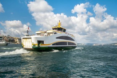 Istanbul, Türkiye 01 Ocak 2019: Türkiye'de Müslüman mimarisi ve su taşıma - güzel manzara turistik yerlerinden denizden Boğaz üzerinde yolculuk. Cityscape gün batımında - Istanbul 'un eski Camii ve Türk vapurlar, görüntülemek Haliç '.