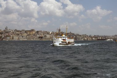 Istanbul, Türkiye 01 Ocak 2019: Türkiye'de Müslüman mimarisi ve su taşıma - güzel manzara turistik yerlerinden denizden Boğaz üzerinde yolculuk. Cityscape gün batımında - Istanbul 'un eski Camii ve Türk vapurlar, görüntülemek Haliç '.