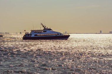 Güzel manzaralı Istanbul'da Türkiye'nin bayrak Boğaz'ın kıyı şeridi