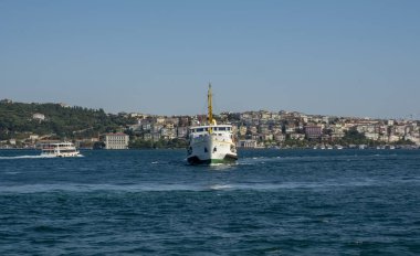 Istanbul, Türkiye 01 Ocak 2019: Türkiye'de Müslüman mimarisi ve su taşıma - güzel manzara turistik yerlerinden denizden Boğaz üzerinde yolculuk. Cityscape gün batımında - Istanbul 'un eski Camii ve Türk vapurlar, görüntülemek Haliç '.