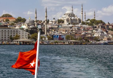 Güzel manzaralı Istanbul'da Türkiye'nin bayrak Boğaz'ın kıyı şeridi