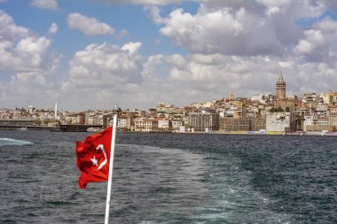 Güzel manzaralı Istanbul'da Türkiye'nin bayrak Boğaz'ın kıyı şeridi