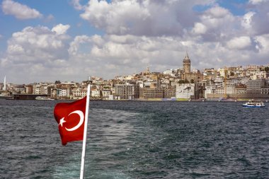 Güzel manzaralı Istanbul'da Türkiye'nin bayrak Boğaz'ın kıyı şeridi