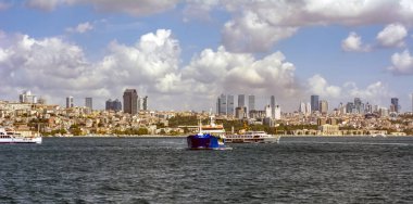 Istanbul, Türkiye 01 Ocak 2019: Türkiye'de Müslüman mimarisi ve su taşıma - güzel manzara turistik yerlerinden denizden Boğaz üzerinde yolculuk. Cityscape gün batımında - Istanbul 'un eski Camii ve Türk vapurlar, görüntülemek Haliç '.