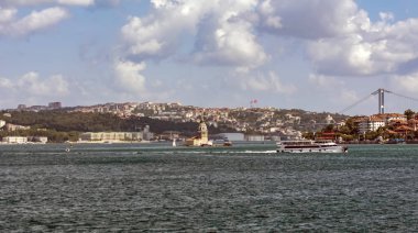 Güzel manzaralı Istanbul'da Türkiye'nin bayrak Boğaz'ın kıyı şeridi