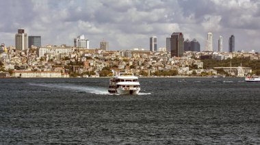 Istanbul, Türkiye 01 Ocak 2019: Türkiye'de Müslüman mimarisi ve su taşıma - güzel manzara turistik yerlerinden denizden Boğaz üzerinde yolculuk. Cityscape gün batımında - Istanbul 'un eski Camii ve Türk vapurlar, görüntülemek Haliç '.