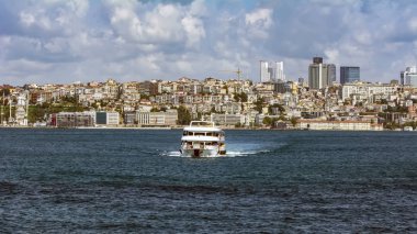 Istanbul, Türkiye 01 Ocak 2019: Türkiye'de Müslüman mimarisi ve su taşıma - güzel manzara turistik yerlerinden denizden Boğaz üzerinde yolculuk. Cityscape gün batımında - Istanbul 'un eski Camii ve Türk vapurlar, görüntülemek Haliç '.