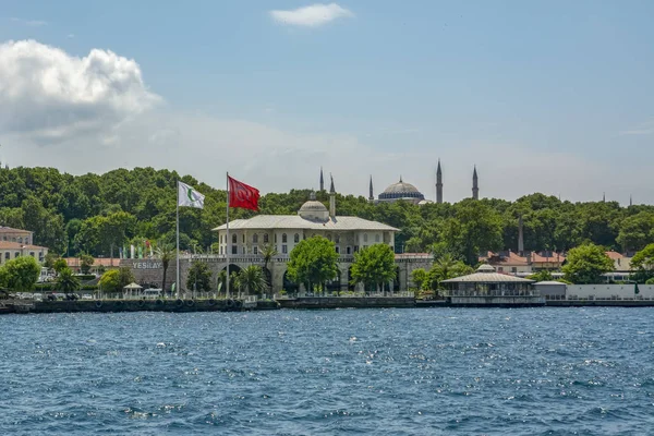 Hermosa Vista Costa Del Bósforo Con Bandera Turquía Estambul —  Fotos de Stock