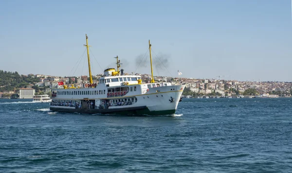 Istanbul, Türkiye 01 Ocak 2019: Türkiye'de Müslüman mimarisi ve su taşıma - güzel manzara turistik yerlerinden denizden Boğaz üzerinde yolculuk. Cityscape gün batımında - Istanbul 'un eski Camii ve Türk vapurlar, görüntülemek Haliç '.