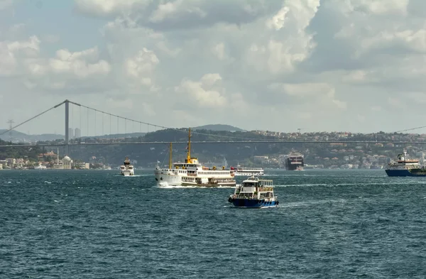 Istanbul, Türkiye 01 Ocak 2019: Türkiye'de Müslüman mimarisi ve su taşıma - güzel manzara turistik yerlerinden denizden Boğaz üzerinde yolculuk. Cityscape gün batımında - Istanbul 'un eski Camii ve Türk vapurlar, görüntülemek Haliç '.