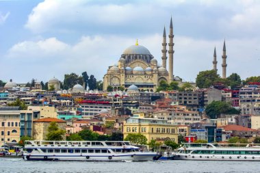 Istanbul, Türkiye 01 Ocak 2019: Türkiye'de Müslüman mimarisi ve su taşıma - güzel manzara turistik yerlerinden denizden Boğaz üzerinde yolculuk. Cityscape gün batımında - Istanbul 'un eski Camii ve Türk vapurlar, görüntülemek Haliç '.