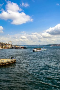 Istanbul, Türkiye 01 Ocak 2019: Türkiye'de Müslüman mimarisi ve su taşıma - güzel manzara turistik yerlerinden denizden Boğaz üzerinde yolculuk. Cityscape gün batımında - Istanbul 'un eski Camii ve Türk vapurlar, görüntülemek Haliç '.