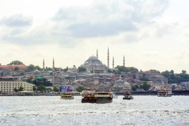Istanbul, Türkiye 01 Ocak 2019: Türkiye'de Müslüman mimarisi ve su taşıma - güzel manzara turistik yerlerinden denizden Boğaz üzerinde yolculuk. Cityscape gün batımında - Istanbul 'un eski Camii ve Türk vapurlar, görüntülemek Haliç '.