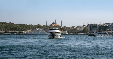 Istanbul, Türkiye 01 Ocak 2019: Türkiye'de Müslüman mimarisi ve su taşıma - güzel manzara turistik yerlerinden denizden Boğaz üzerinde yolculuk. Cityscape gün batımında - Istanbul 'un eski Camii ve Türk vapurlar, görüntülemek Haliç '.