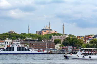 Istanbul, Türkiye 01 Ocak 2019: Türkiye'de Müslüman mimarisi ve su taşıma - güzel manzara turistik yerlerinden denizden Boğaz üzerinde yolculuk. Cityscape gün batımında - Istanbul 'un eski Camii ve Türk vapurlar, görüntülemek Haliç '.