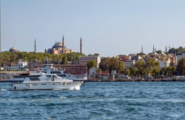 Istanbul, Türkiye 01 Ocak 2019: Türkiye'de Müslüman mimarisi ve su taşıma - güzel manzara turistik yerlerinden denizden Boğaz üzerinde yolculuk. Cityscape gün batımında - Istanbul 'un eski Camii ve Türk vapurlar, görüntülemek Haliç '.
