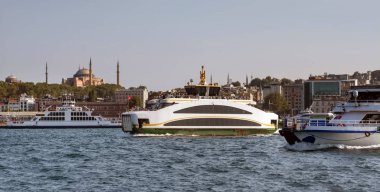 Istanbul, Türkiye 01 Ocak 2019: Türkiye'de Müslüman mimarisi ve su taşıma - güzel manzara turistik yerlerinden denizden Boğaz üzerinde yolculuk. Cityscape gün batımında - Istanbul 'un eski Camii ve Türk vapurlar, görüntülemek Haliç '.