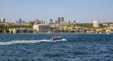Istanbul, Türkiye 01 Ocak 2019: Türkiye'de Müslüman mimarisi ve su taşıma - güzel manzara turistik yerlerinden denizden Boğaz üzerinde yolculuk. Cityscape gün batımında - Istanbul 'un eski Camii ve Türk vapurlar, görüntülemek Haliç '.