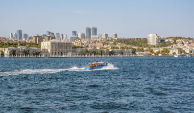 Istanbul, Türkiye 01 Ocak 2019: Türkiye'de Müslüman mimarisi ve su taşıma - güzel manzara turistik yerlerinden denizden Boğaz üzerinde yolculuk. Cityscape gün batımında - Istanbul 'un eski Camii ve Türk vapurlar, görüntülemek Haliç '.