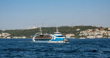 Istanbul, Türkiye 01 Ocak 2019: Türkiye'de Müslüman mimarisi ve su taşıma - güzel manzara turistik yerlerinden denizden Boğaz üzerinde yolculuk. Cityscape gün batımında - Istanbul 'un eski Camii ve Türk vapurlar, görüntülemek Haliç '.