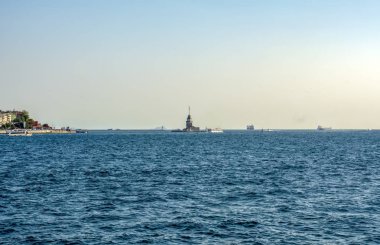 Istanbul, Türkiye 01 Ocak 2019: Türkiye'de Müslüman mimarisi ve su taşıma - güzel manzara turistik yerlerinden denizden Boğaz üzerinde yolculuk. Cityscape gün batımında - Istanbul 'un eski Camii ve Türk vapurlar, görüntülemek Haliç '.