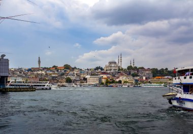 Istanbul, Türkiye 01 Ocak 2019: Türkiye'de Müslüman mimarisi ve su taşıma - güzel manzara turistik yerlerinden denizden Boğaz üzerinde yolculuk. Cityscape gün batımında - Istanbul 'un eski Camii ve Türk vapurlar, görüntülemek Haliç '.
