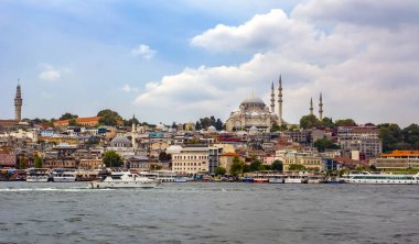 Istanbul, Türkiye 01 Ocak 2019: Türkiye'de Müslüman mimarisi ve su taşıma - güzel manzara turistik yerlerinden denizden Boğaz üzerinde yolculuk. Cityscape gün batımında - Istanbul 'un eski Camii ve Türk vapurlar, görüntülemek Haliç '.