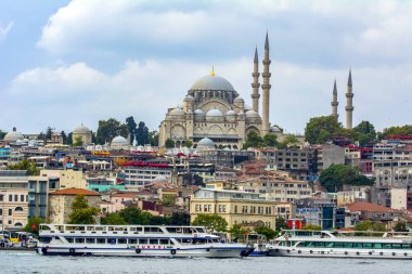 Istanbul, Türkiye 01 Ocak 2019: Türkiye'de Müslüman mimarisi ve su taşıma - güzel manzara turistik yerlerinden denizden Boğaz üzerinde yolculuk. Cityscape gün batımında - Istanbul 'un eski Camii ve Türk vapurlar, görüntülemek Haliç '.