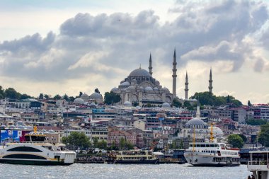 Istanbul, Türkiye 01 Ocak 2019: Türkiye'de Müslüman mimarisi ve su taşıma - güzel manzara turistik yerlerinden denizden Boğaz üzerinde yolculuk. Cityscape gün batımında - Istanbul 'un eski Camii ve Türk vapurlar, görüntülemek Haliç '.