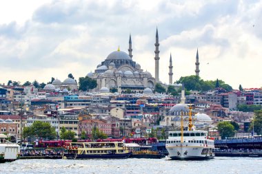 Istanbul, Türkiye 01 Ocak 2019: Türkiye'de Müslüman mimarisi ve su taşıma - güzel manzara turistik yerlerinden denizden Boğaz üzerinde yolculuk. Cityscape gün batımında - Istanbul 'un eski Camii ve Türk vapurlar, görüntülemek Haliç '.