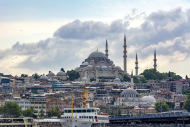 Istanbul, Türkiye 01 Ocak 2019: Türkiye'de Müslüman mimarisi ve su taşıma - güzel manzara turistik yerlerinden denizden Boğaz üzerinde yolculuk. Cityscape gün batımında - Istanbul 'un eski Camii ve Türk vapurlar, görüntülemek Haliç '.