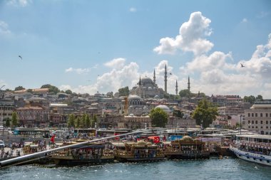Istanbul, Türkiye 01 Ocak 2019: Türkiye'de Müslüman mimarisi ve su taşıma - güzel manzara turistik yerlerinden denizden Boğaz üzerinde yolculuk. Cityscape gün batımında - Istanbul 'un eski Camii ve Türk vapurlar, görüntülemek Haliç '.